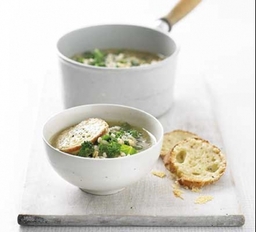 Soup with barley and caramelized onions