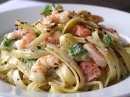 Pasta with shrimps in garlic creamy sauce